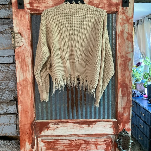 Coco and Jaimeson frayed crop sweater - Picture 3 of 4